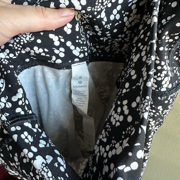 Lululemon leggings size 6 - Picture 5 of 5